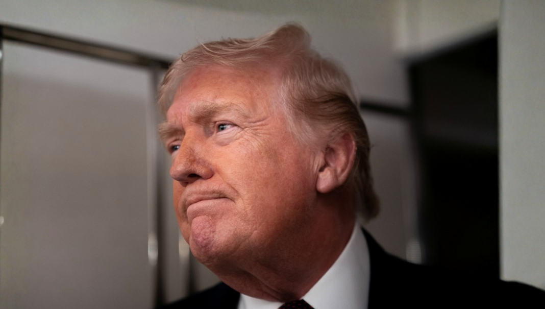 O presidente dos Estados Unidos, Donald Trump, fala com jornalistas a bordo do Air Force One, durante voo da Flórida para a Base Conjunta Andrews, em Maryland