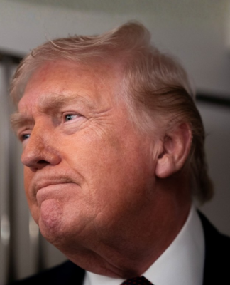 O presidente dos Estados Unidos, Donald Trump, fala com jornalistas a bordo do Air Force One, durante voo da Flórida para a Base Conjunta Andrews, em Maryland