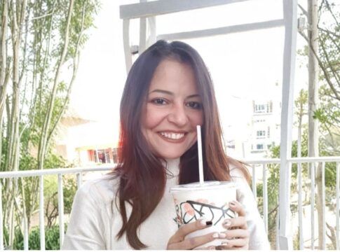 Janaína Nunes, irmã do prefeito Ricardo Nunes, toma bebida em copo plástico com canudinho