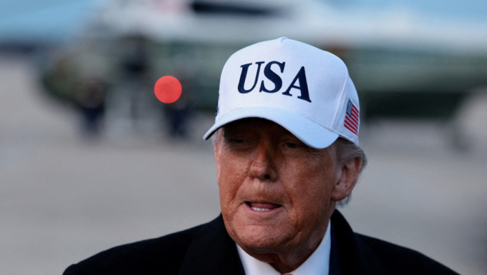 O presidente dos Estados Unidos, Donald Trump, fala com jornalistas ao retornar de Detroit, no Michigan, na Base Conjunta Andrews, em Maryland