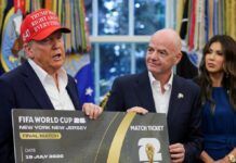 O presidente dos Estados Unidos, Donald Trump, e o presidente da Fifa, Gianni Infantino, seguram um ingresso da final da Copa do Mundo de 2026