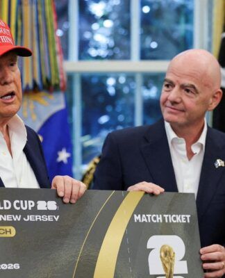 O presidente dos Estados Unidos, Donald Trump, e o presidente da Fifa, Gianni Infantino, seguram um ingresso da final da Copa do Mundo de 2026