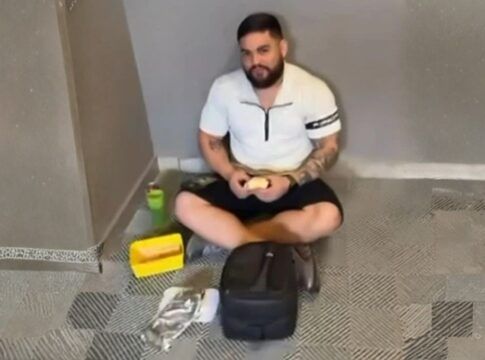 Personal trainer se alimenta no chão do banheiro de academia em Porto Velho