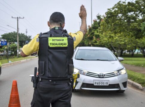 Fiscalização do Detran-DF em via de Brasília