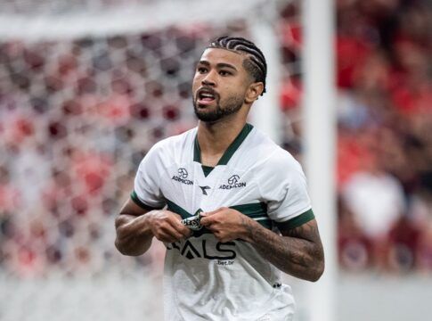 Lucas Ronier comemora o gol da vitória do Coritiba na Arena da Baixada