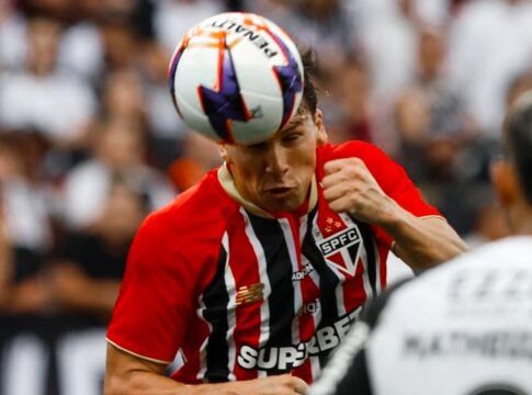 Lance de Corinthians e São Paulo em Itaquera