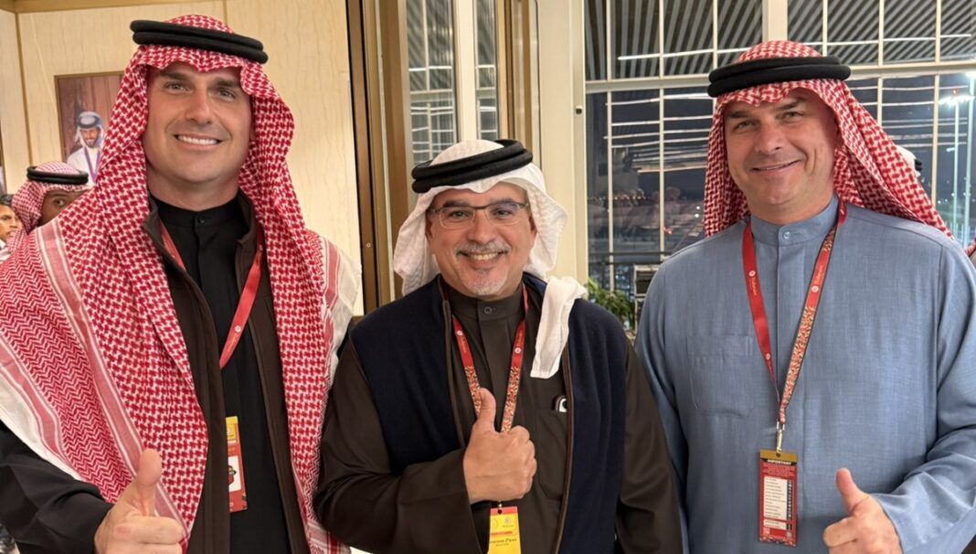 Eduardo e Flávio Bolsonaro com Sheik Salman bin Hamad Al Khalifa, Príncipe Herdeiro e Primeiro-Ministro do Reino do Bahrein