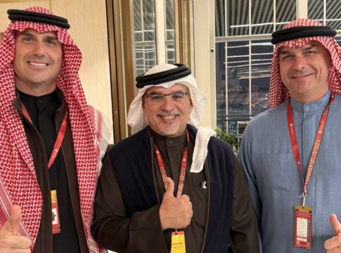 Eduardo e Flávio Bolsonaro com Sheik Salman bin Hamad Al Khalifa, Príncipe Herdeiro e Primeiro-Ministro do Reino do Bahrein