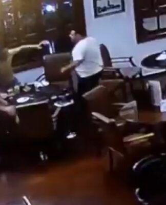 O médico Carlos Alberto Azevedo Silva Filho (de branco) briga com dois colegas em restaurante