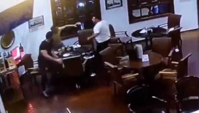 O médico Carlos Alberto Azevedo Silva Filho (de branco) briga com dois colegas em restaurante