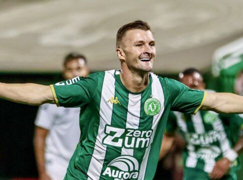 Chapecoense vira pesadelo do Santos, faz quatro gols e cala o Peixe na Arena Condá