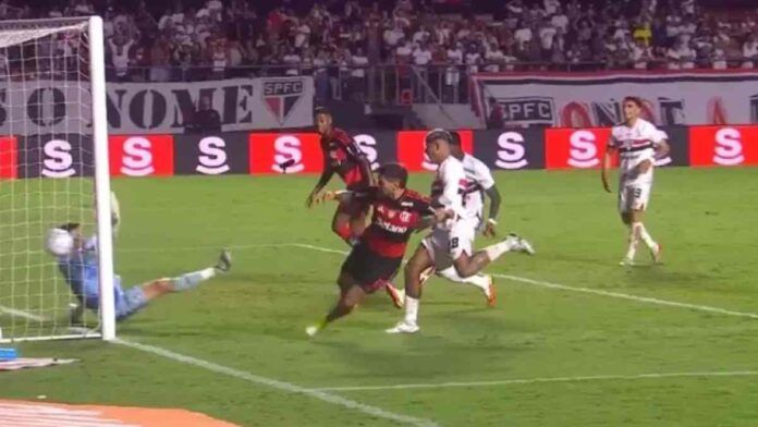 CBF divulga áudio do VAR sobre lance polêmico de Arrascaeta em São Paulo e Flamengo
