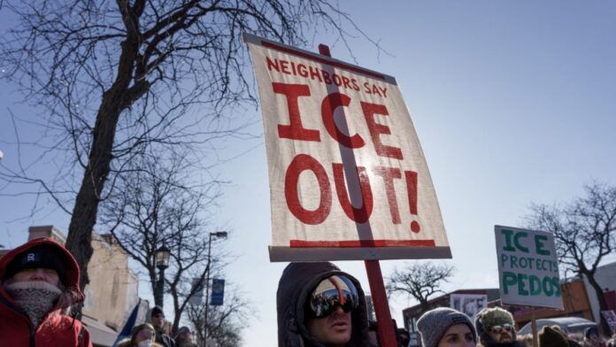 Katy Perry e outras celebridades se manifestam contra mortes em Minnesota