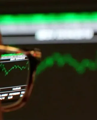 Dólar mantém estabilidade a R$ 5,25 e Ibovespa avança 0,23%