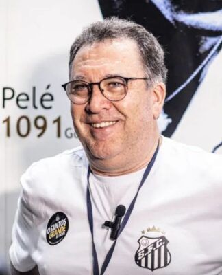 Em crise! Faixas de protesto são colocadas na Vila Belmiro antes do clássico contra o São Paulo