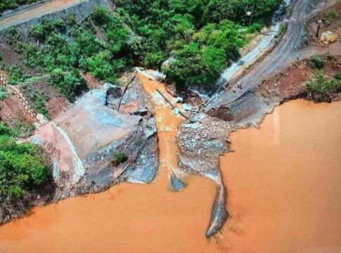 Vale registra vazamento de água com sedimentos e mobiliza Defesas Civis em MG