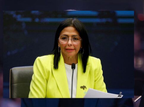 Presidente da Venezuela veste terno amarelo e fala o microfone