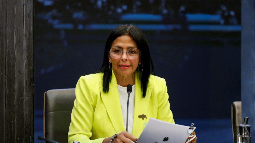Presidente venezuelana veste terninho amarelo e fala ao microfone