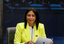 Presidente venezuelana veste terninho amarelo e fala ao microfone
