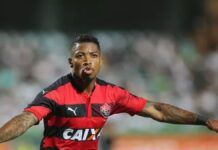 Marinho volta ao Vitória após quase uma década e assina contrato até o final de 2026