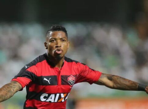 Marinho volta ao Vitória após quase uma década e assina contrato até o final de 2026