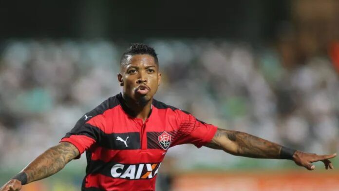 Marinho volta ao Vitória após quase uma década e assina contrato até o final de 2026