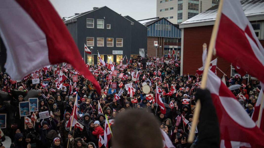 Medida afeta oito nações, incluindo Dinamarca, Alemanha e França, gerando reunião de emergência da União Europeia para discutir resposta às pressões americanas