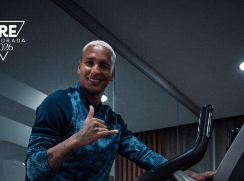 Deyverson é apresentado pela LDU e confessa assistir diariamente ao gol contra o Flamengo