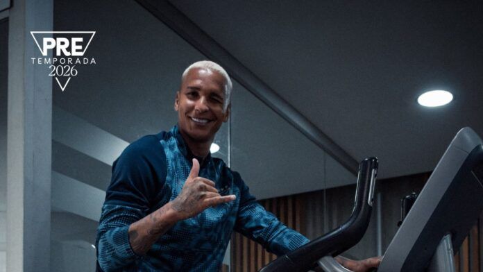 Deyverson é apresentado pela LDU e confessa assistir diariamente ao gol contra o Flamengo