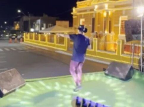 Cantor sergipano viraliza após fazer show sem público em Lagarto