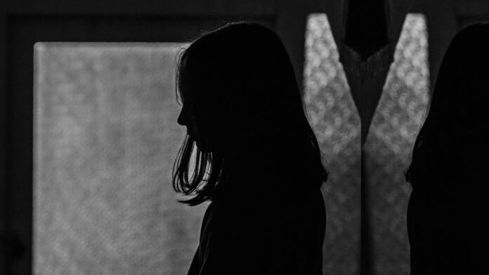 Documentário entrevista vítimas de pornografia não-consensual gerada por IA de Musk