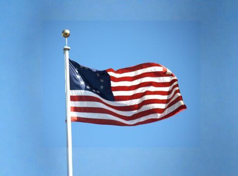 Secretaria de Trabalho dos EUA publica bandeira nacionalista e preocupa líderes europeus
