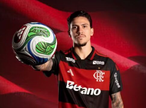 Flamengo lança novo uniforme com design inspirado nos anos 80