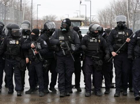 Jornalista finge candidatura e denuncia processo seletivo “desleixado” da polícia de Trump