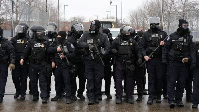 Jornalista finge candidatura e denuncia processo seletivo “desleixado” da polícia de Trump