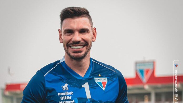 Corinthians acerta empréstimo de João Ricardo, goleiro do Fortaleza