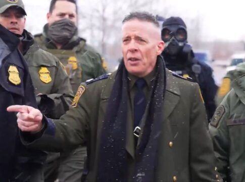 Nos EUA, polícia acende alerta por roupas parecidas com uniformes nazistas