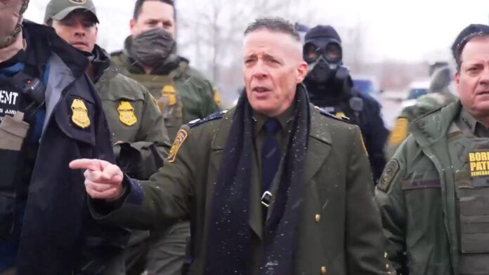 Nos EUA, polícia acende alerta por roupas parecidas com uniformes nazistas