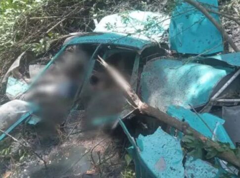 Helicóptero cai em área de mata no Rio de Janeiro e deixa três mortos