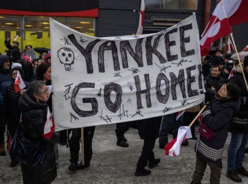 Manifestantes se reúnem na Dinamarca e na Groenlândia contra ameaças de Trump