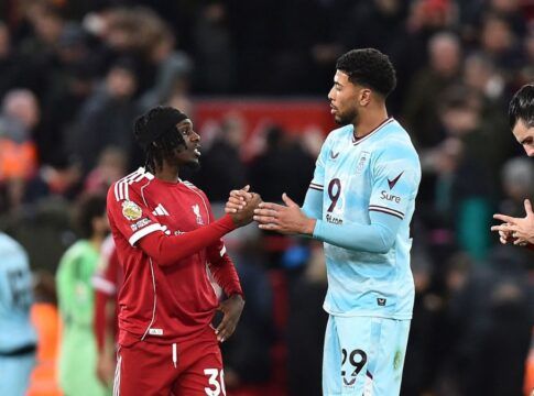 Liverpool sai na frente em casa, mas deixa Burnley empatar