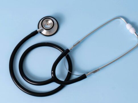 Exame nacional reprova um terço dos cursos de Medicina e governo anuncia corte de vagas