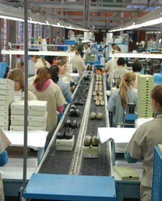 Faturamento da indústria sobe, mas emprego cai pelo terceiro mês