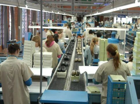 Faturamento da indústria sobe, mas emprego cai pelo terceiro mês