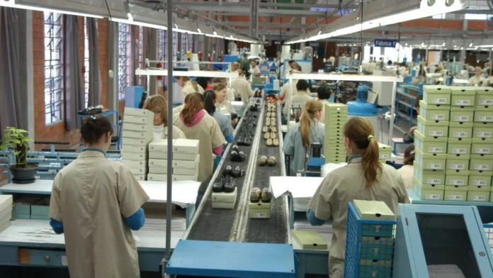 Faturamento da indústria sobe, mas emprego cai pelo terceiro mês