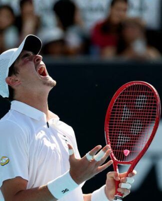 João Fonseca vence Thiago Monteiro em duelo brasileiro pelo Rio Open
