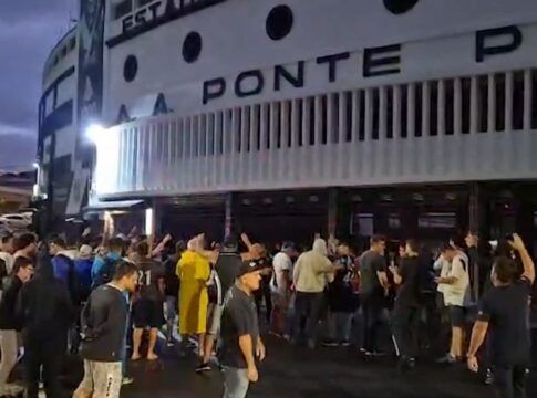 Torcida da Ponte Preta protesta contra diretoria em frente ao Moisés Lucarelli