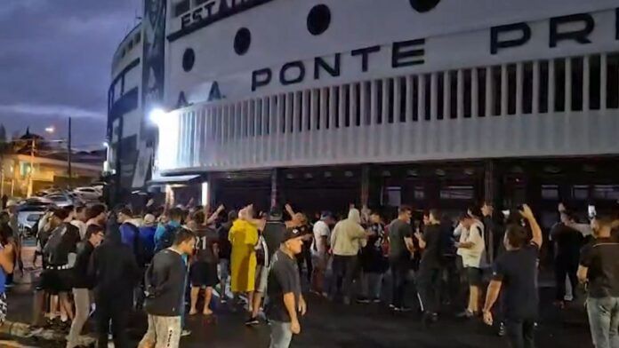 Torcida da Ponte Preta protesta contra diretoria em frente ao Moisés Lucarelli