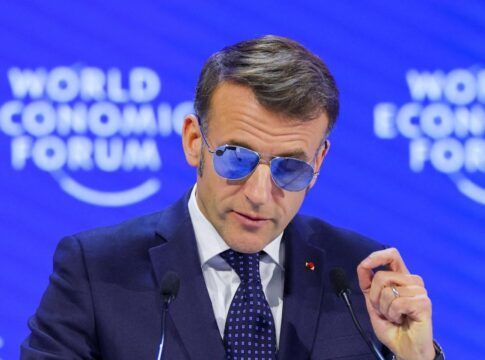 Por que Macron usou óculos escuros em discurso no Fórum Econômico Mundial?