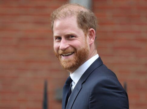 Príncipe Harry virou alvo por enfrentar tabloides britânicos, diz advogado